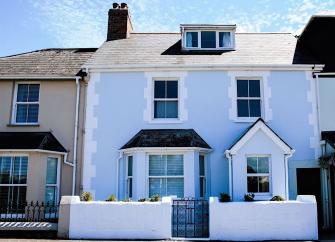 A double fronted 3-storey coastal cottage in Inistow.