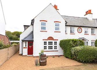 2-storey1930s holiday cottage in Lymington