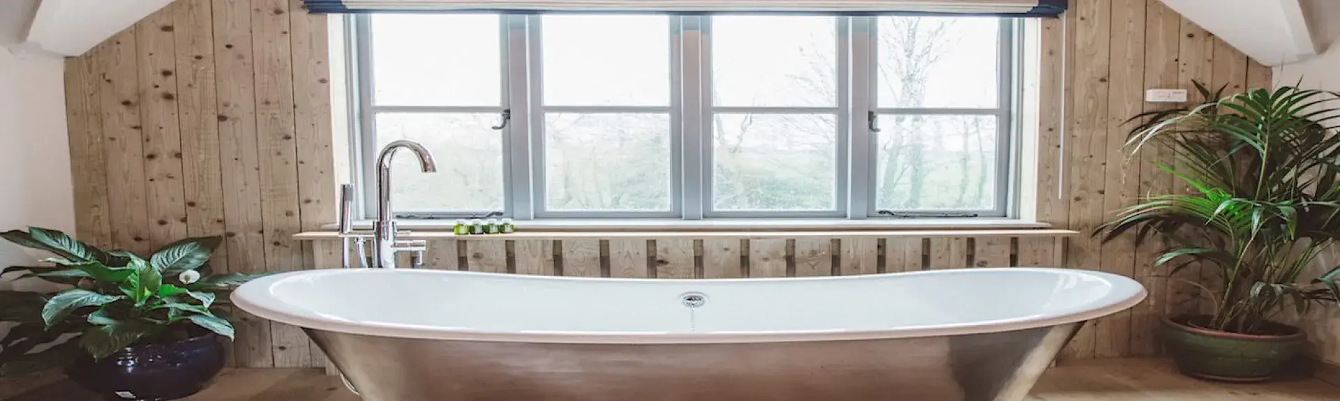 A  bath in a luxury bedroom.