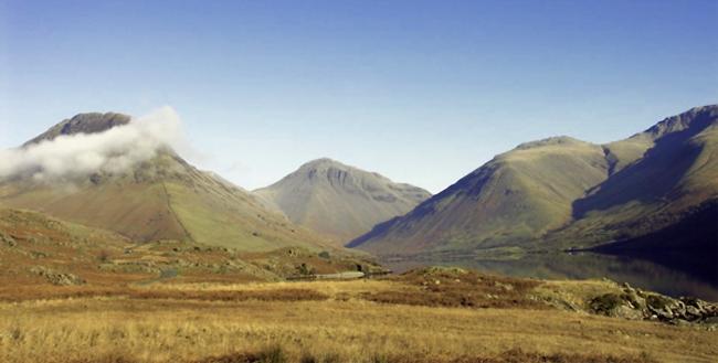 Lake District lndscape with a lake in the foreground surrounded by three 4 mouintain peaks and fells