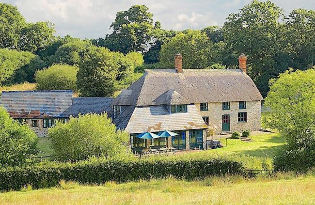 Large holiday farmhouse near Axminster. Sleeps 12